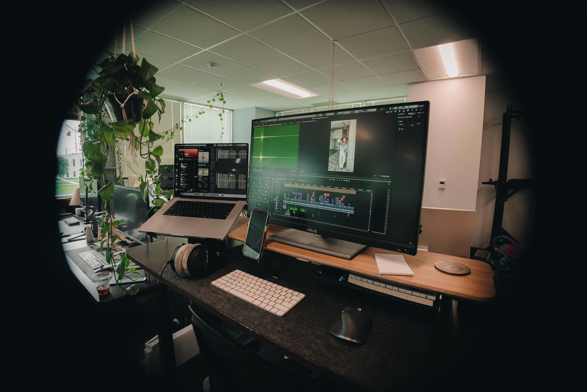 Post-production d'une vidéo corporate en salle de montage
