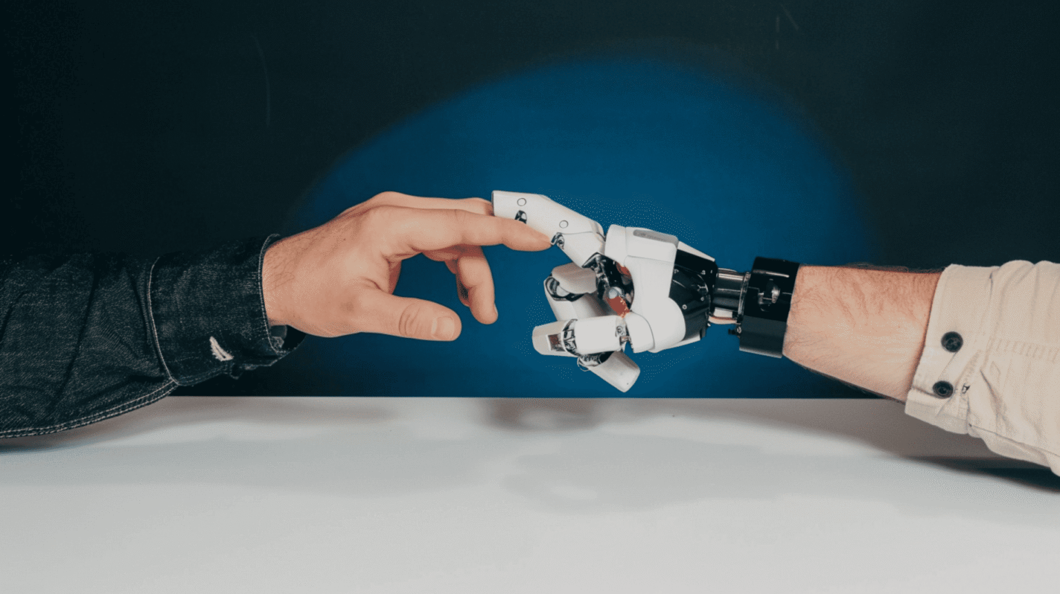 Main humaine et de robot : l'IA, un nouvel acteur du branding.
