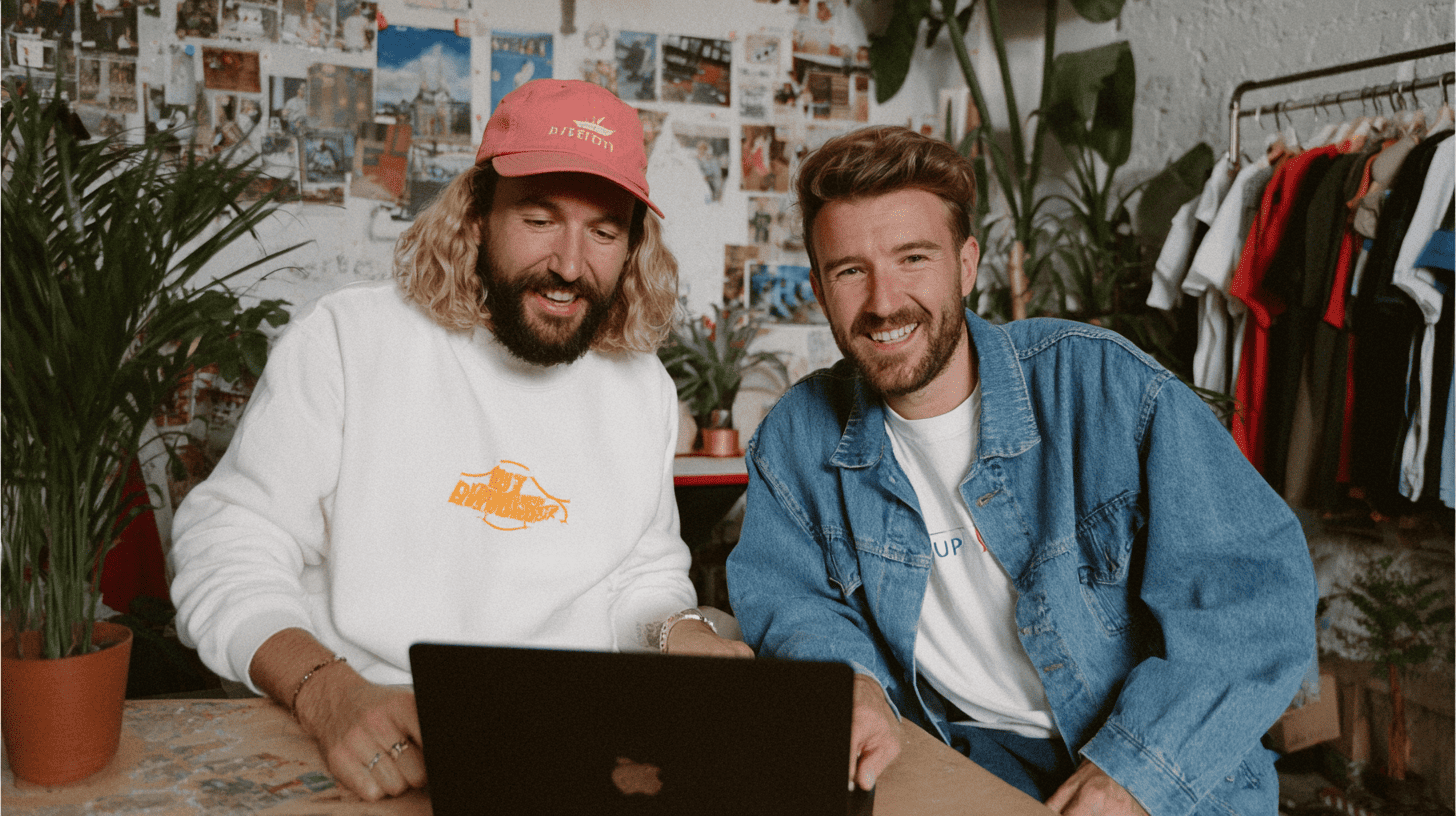 2 entrepreneurs locaux dans leur entreprise qui travaille sur leur ordinateur en s'aidant de l'IA