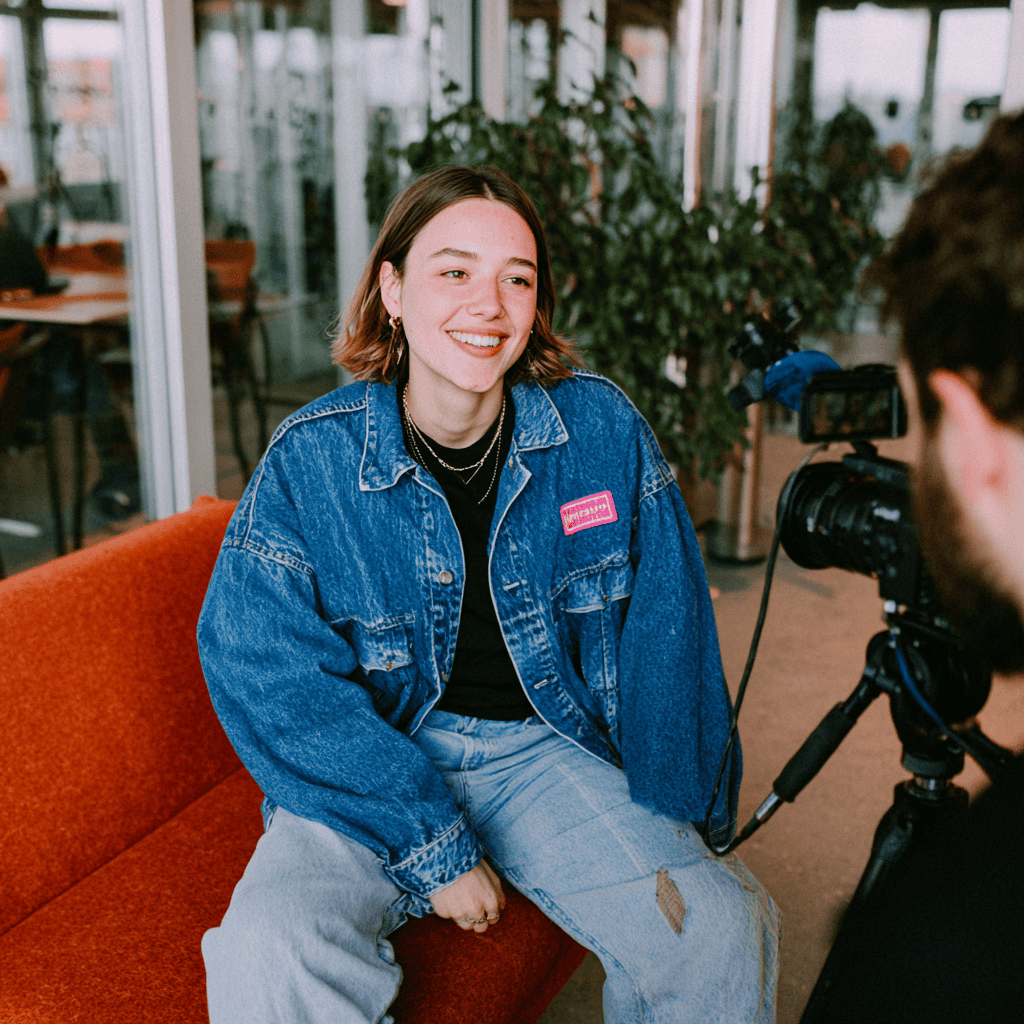 Femme en train de tourner une vidéo pour son entreprise