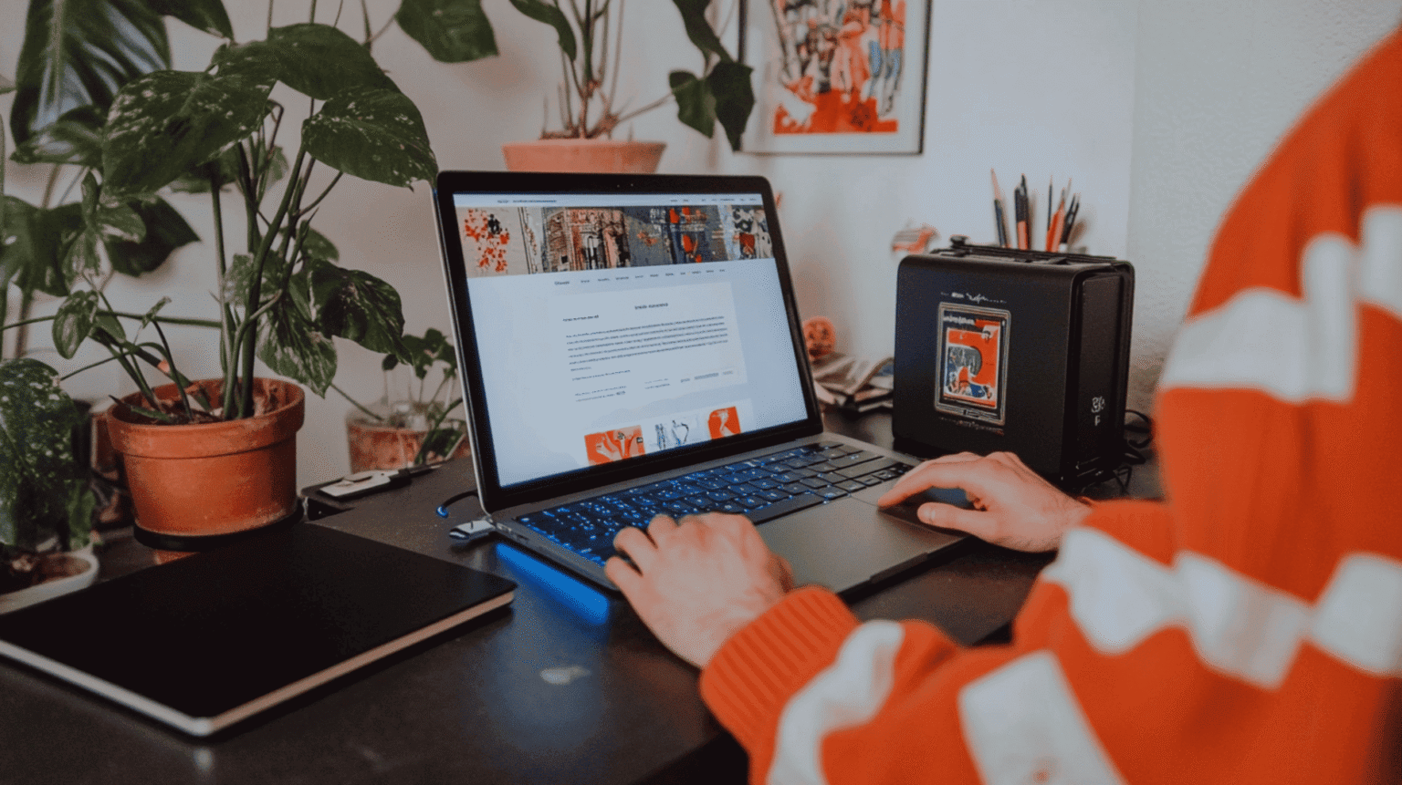 Refonte site web - MacBook Pro sur bureau sombre avec éclairage bleu électrique