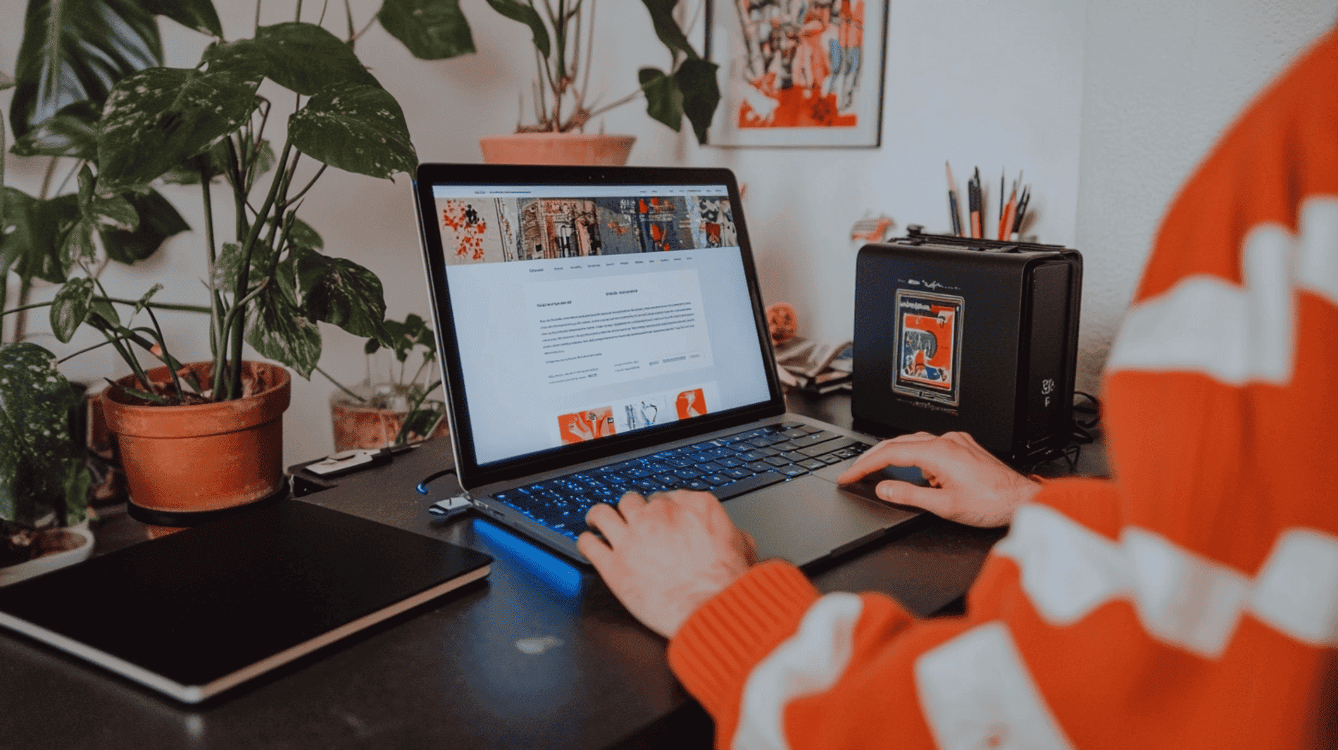 Refonte site web - MacBook Pro sur bureau sombre avec éclairage bleu électrique