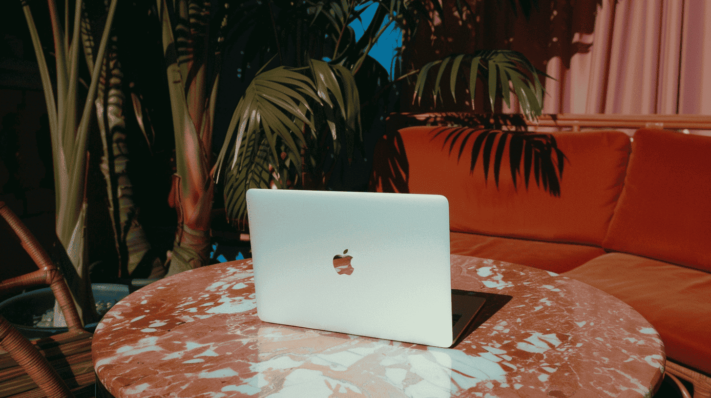 Ordinateur portable sur table marbrée dans un salon d'hôtel, site internet restaurant hôtel Clermont-Ferrand