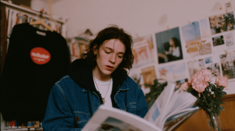 Jeune créatif consultant un support print imprimé d'une entreprise