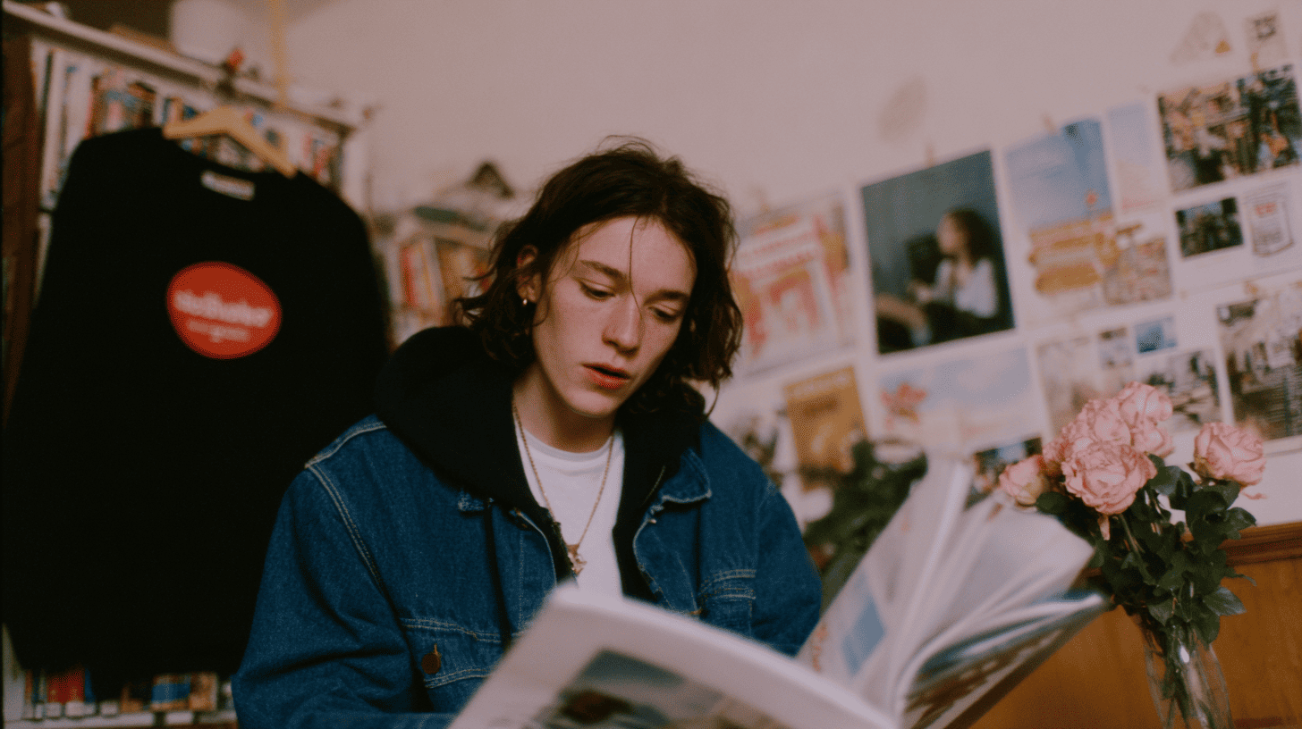Jeune créatif consultant un support print imprimé d'une entreprise