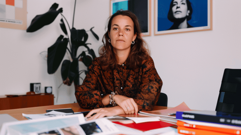 Directrice artistique entourée de supports de communication représentant l'identité de marque