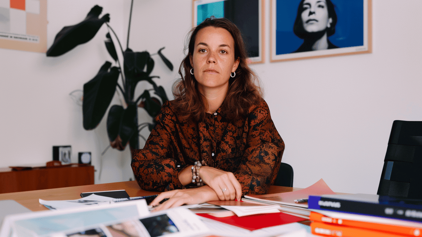 Directrice artistique entourée de supports de communication représentant l'identité de marque