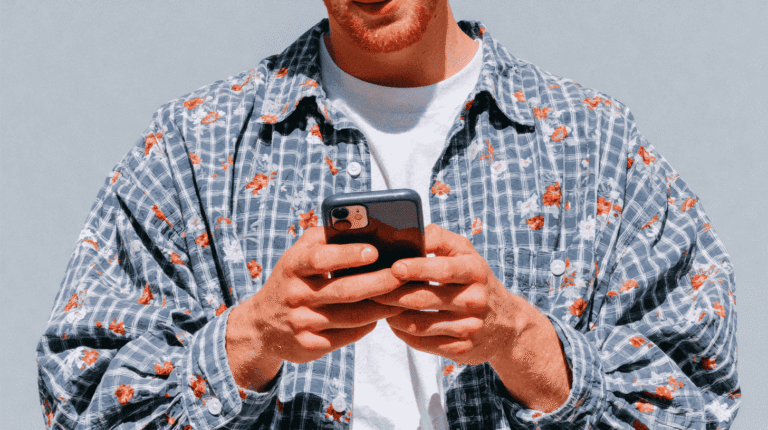 Stratégie social ads : professionnel consultant son fil de réseaux sociaux sur smartphone