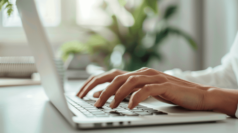 Utilisation des outils IA en communication — mains sur clavier